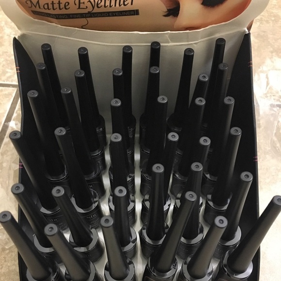 Black Eyeliner - Picture 2 of 6